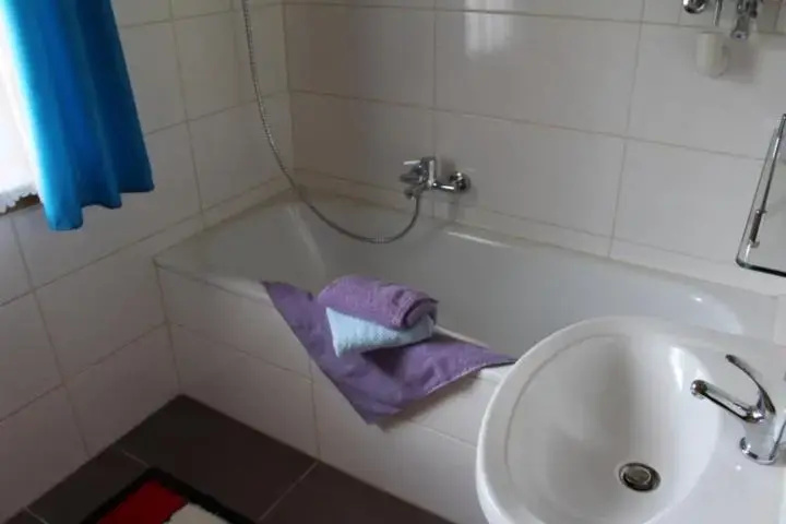 Room 6 of 14
