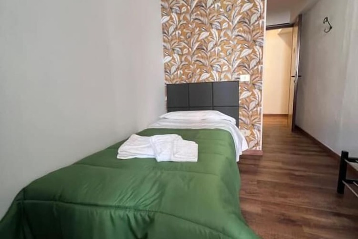 Room 4 of 32
