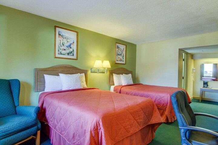 2 Queen Beds (3 of 9)