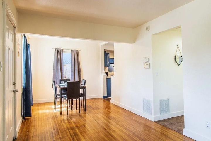 Image of Cozy Oakland 2 Bedroom w / Backyard