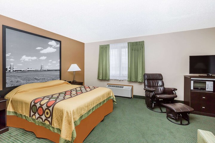 1 Queen Bed (4 of 12)