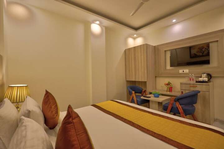 Room 9 of 16