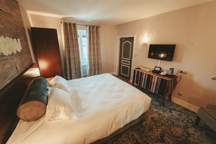 Room 10 of 24