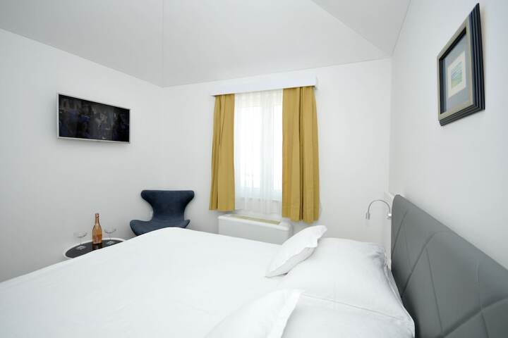 Room 83 of 132