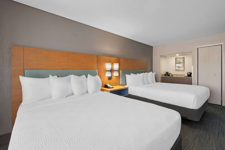 2 Queen Beds (3 of 22)