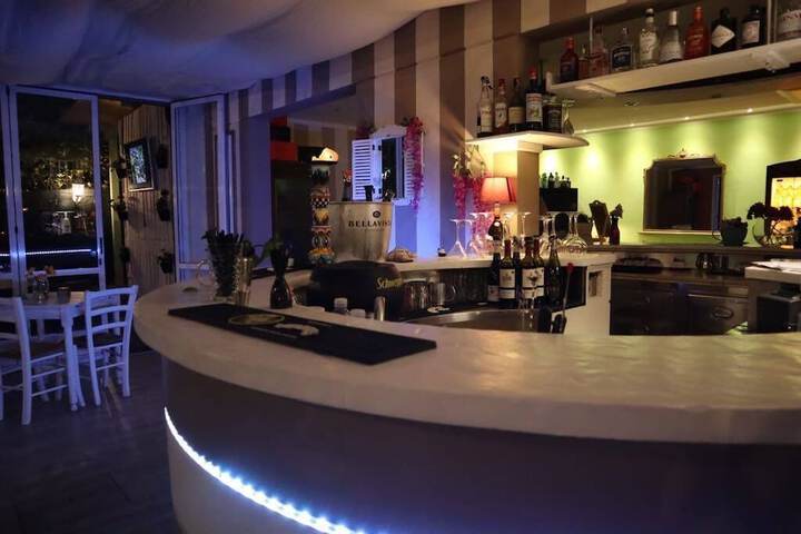 Lounge 10 of 17