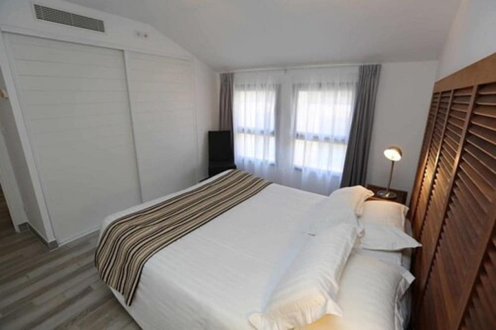 Room 16 of 60