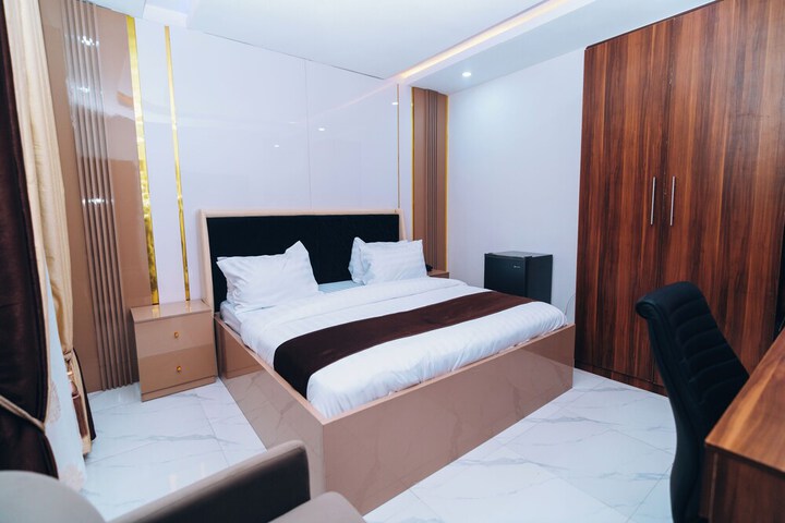 Room 32 of 60