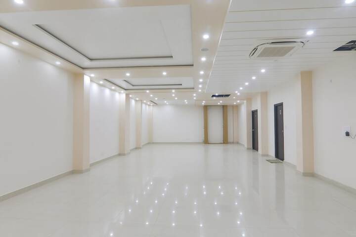Ballroom/Hall 25 of 27
