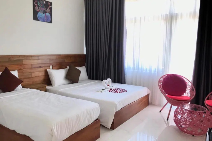 Room 3 of 8