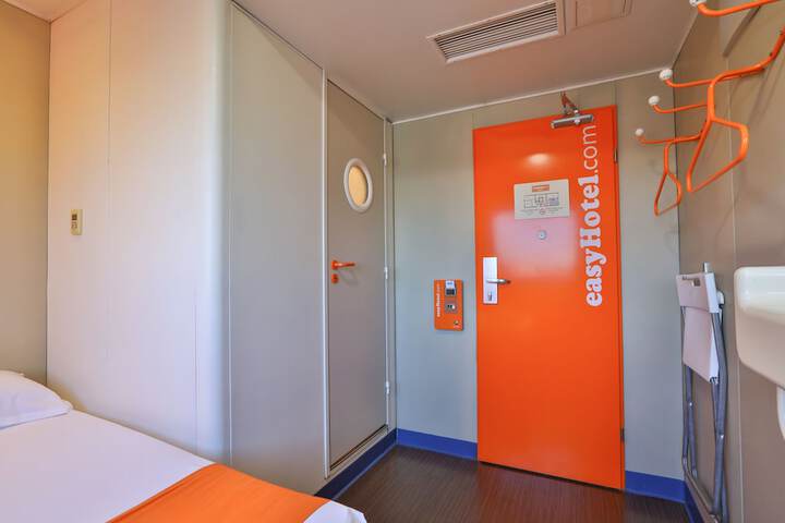 Room 9 of 34