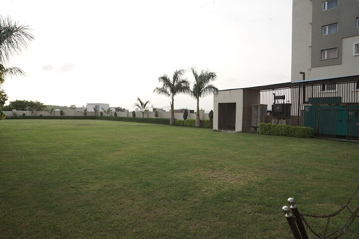 Hotel Exterior 90 of 102