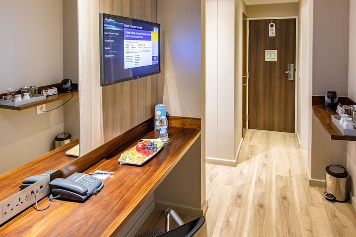 Room 9 of 32
