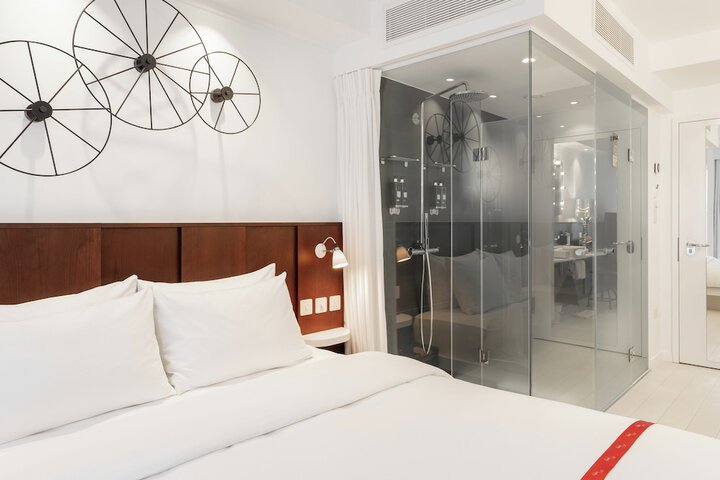 Room 10 of 65