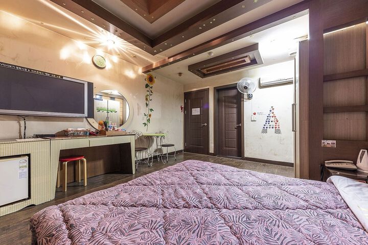 Room 27 of 27