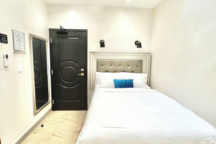 Room 9 of 28