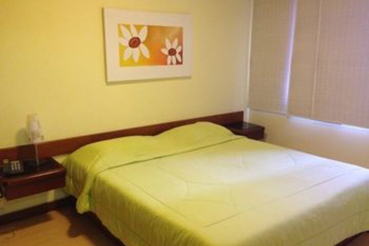 Room 7 of 12