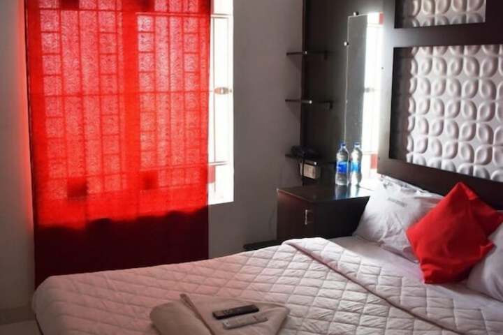 Room 6 of 9