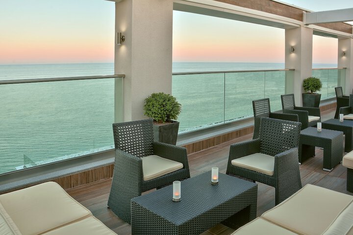 Lounge 65 of 89