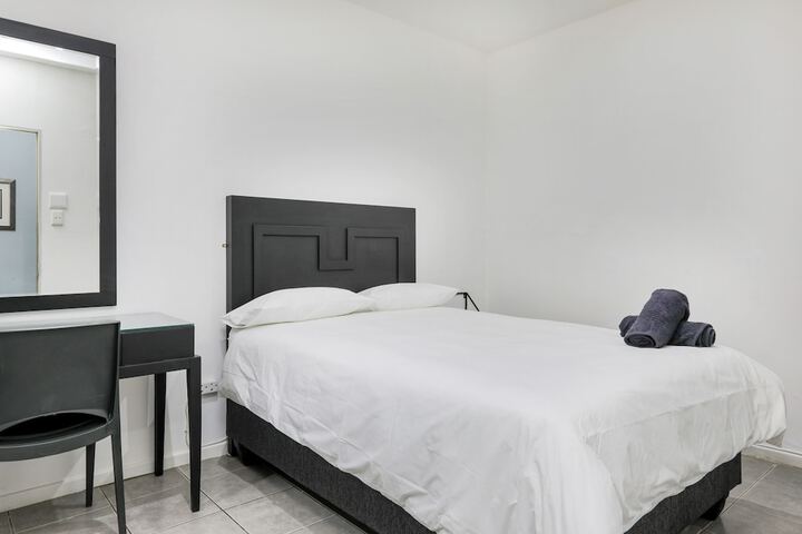 Room 4 of 28