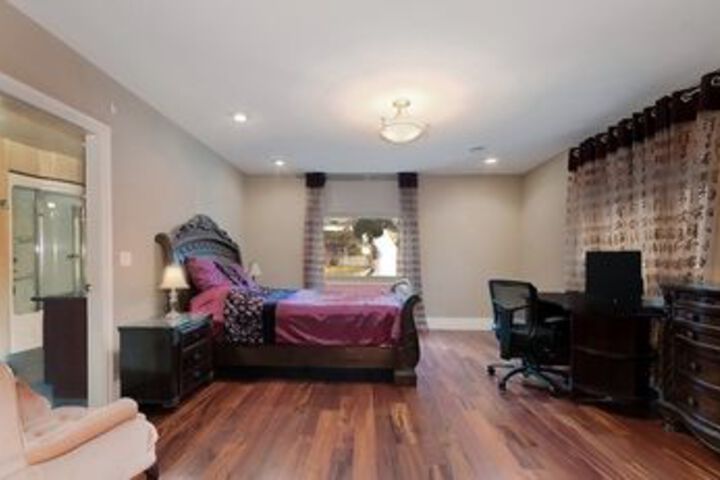 Room 9 of 33