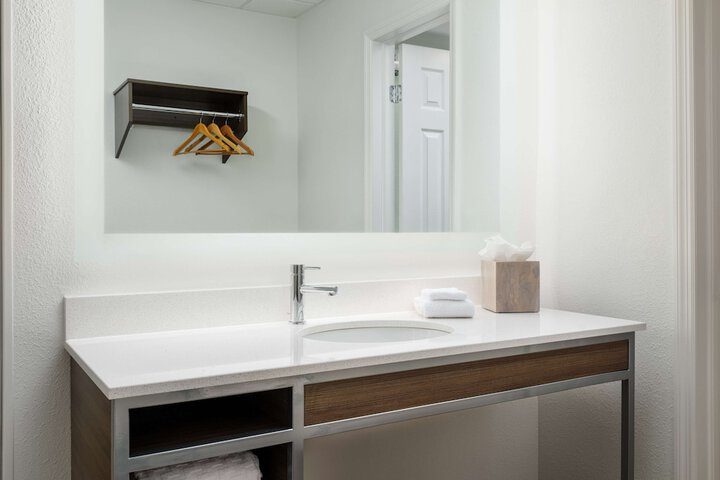 1 King Bed High Speed Internet Accessible Microwave and Refrigerator, Coffee Maker Iron and Ironing Board Hairdryer Full Breakfast (15 of 16)