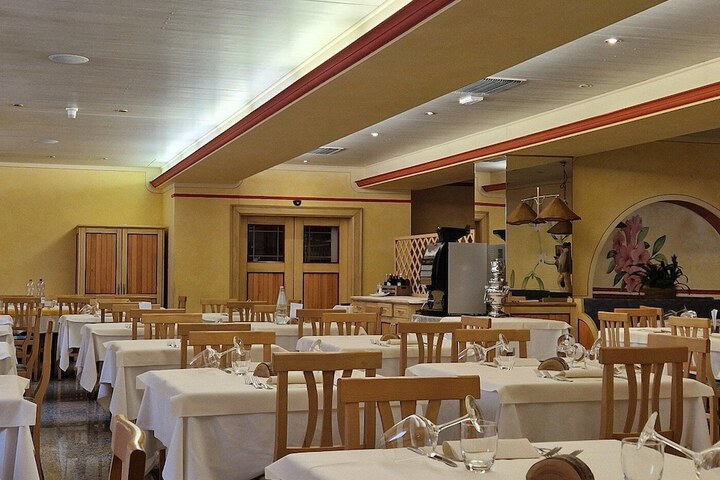 Dining 28 of 32
