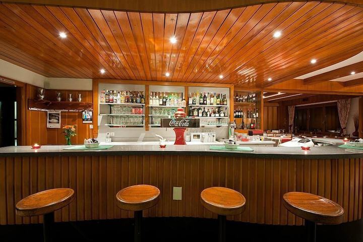 Lounge 44 of 56