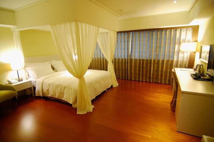Room 10 of 40