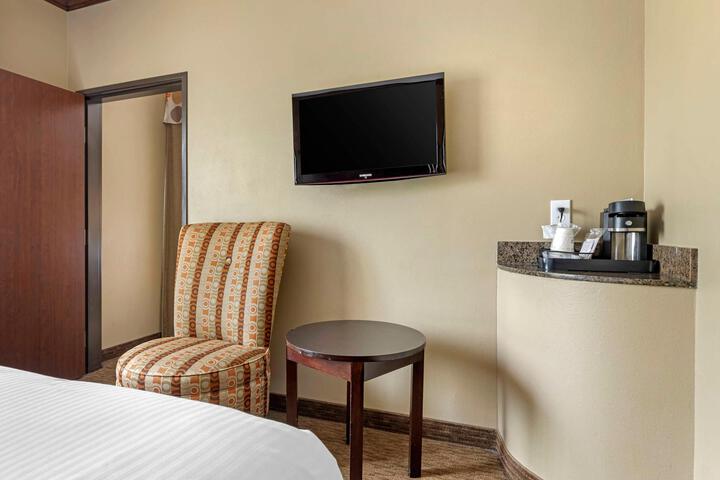Accessible Suite 1 King Bed Accessible Communicatassist Roll in Shower Sofa Bed Breakfast (20 of 32)