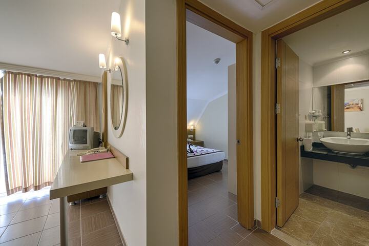 Room 9 of 48
