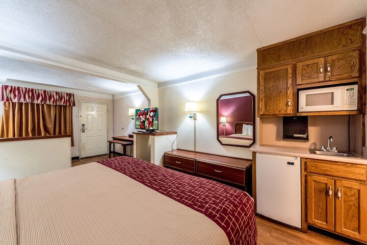 Deluxe King Bed Accessible (6 of 8)