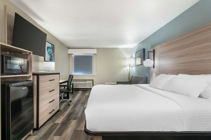 1 King Bed (10 of 12)