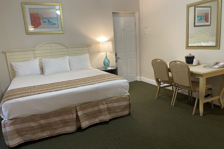 Deluxe King Bed Kitchenette (10 of 16)