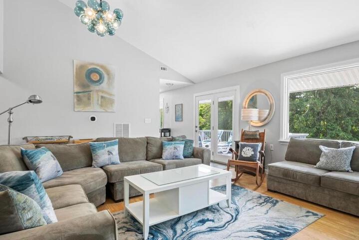 Exceptional Contemporary Retreat with 4 King Beds in Mystic CT