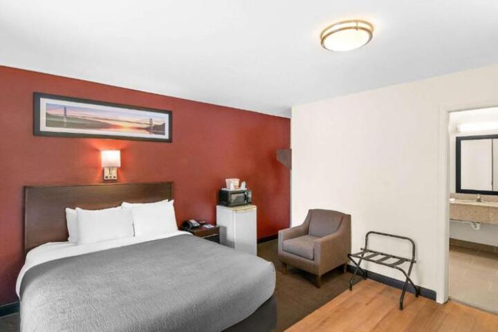 1 King Bed Accessible (4 of 13)