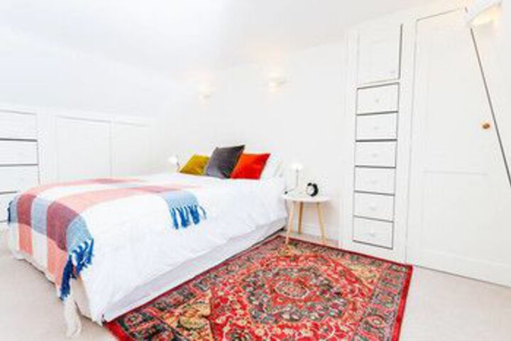 Room 5 of 18