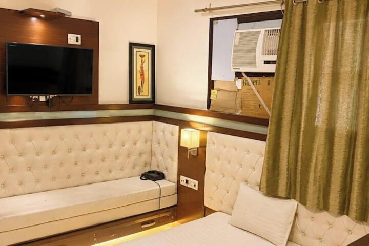 Room 5 of 16