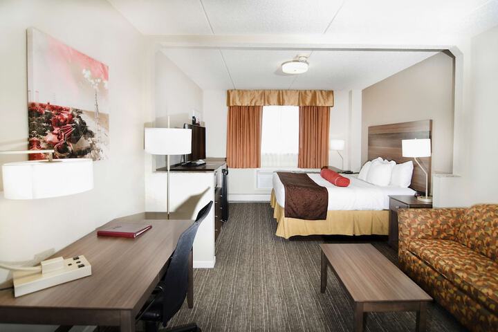 Accessible Suite King Bed Accessible Bathtub Microwave and Refrigerator WiFi Non S (20 of 39)