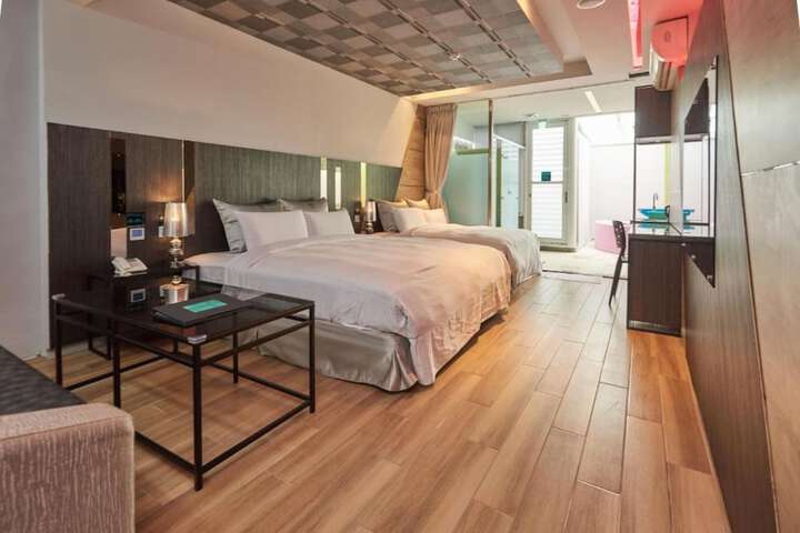 Room 17 of 39