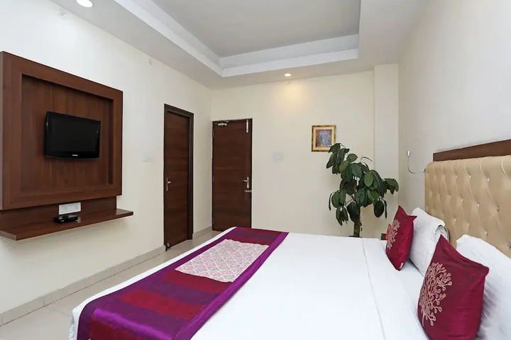 Room 6 of 12