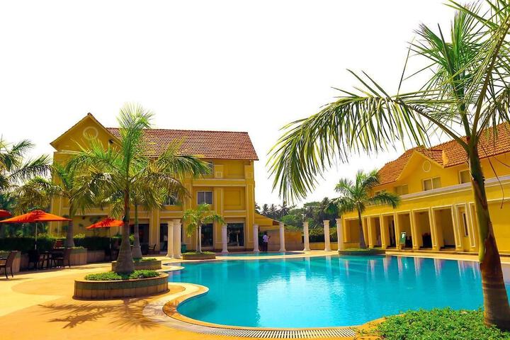 Hotel Pool
