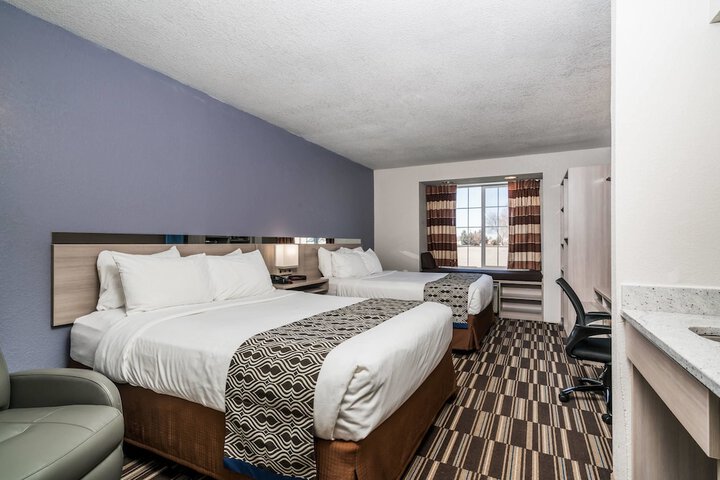 1 Queen Bed Accessible Room (5 of 20)