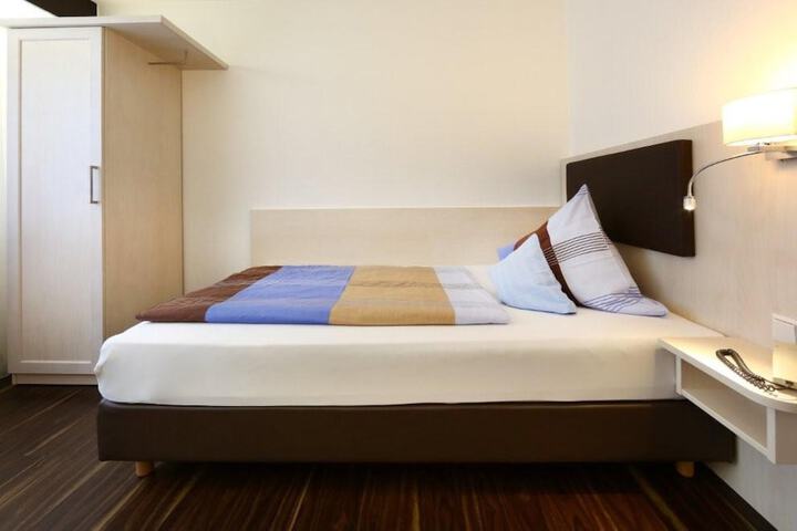 Room 9 of 37