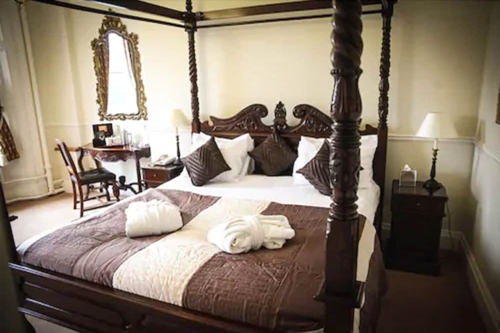 Room 10 of 34