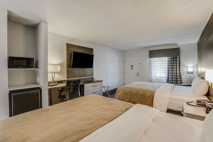 2 Queen Beds (9 of 10)