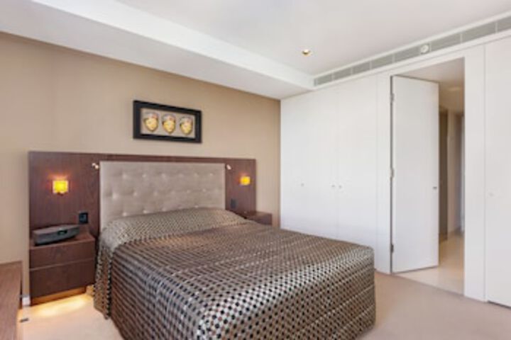 Room 4 of 90