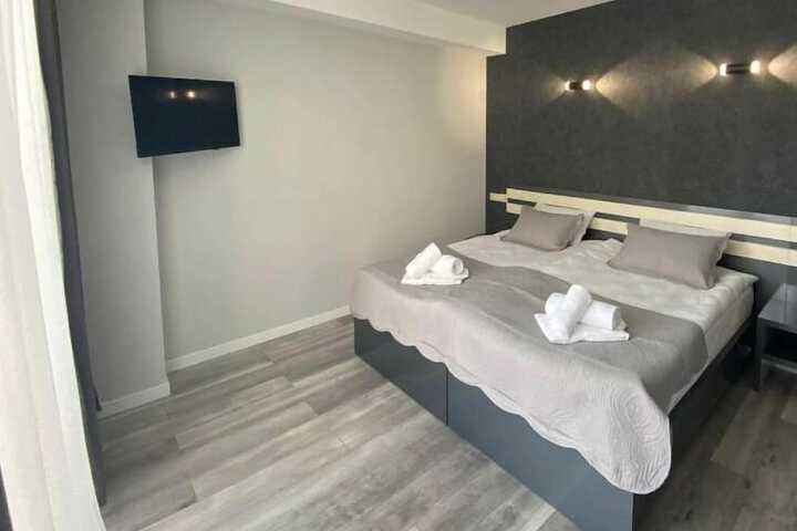 Room 10 of 13