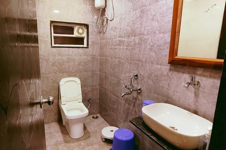 Room 9 of 16