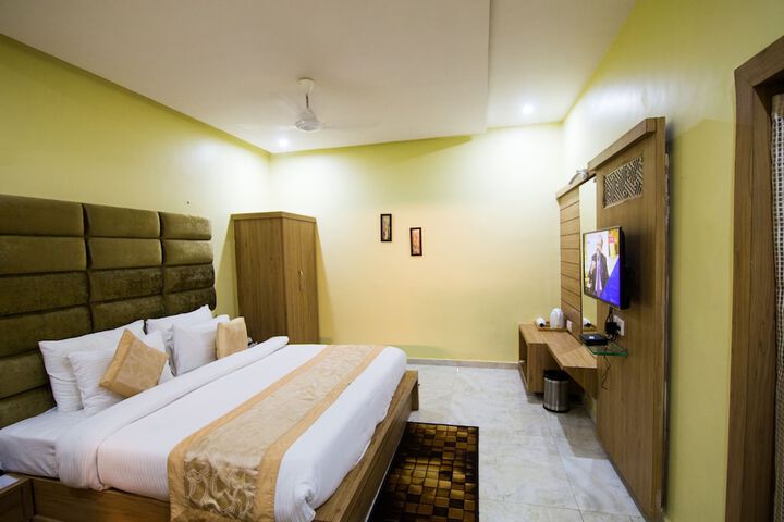 Room 6 of 16